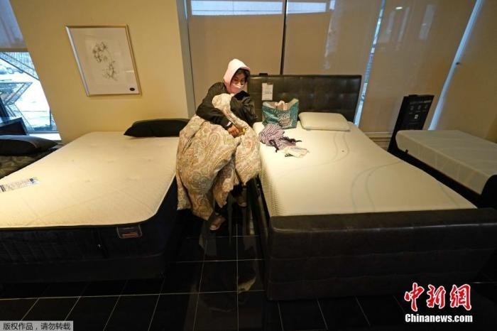 當(dāng)?shù)貢r(shí)間2月17日，美國(guó)得州的一家畫(huà)廊兼家具店內(nèi)，大批民眾來(lái)此避寒取暖，其中不乏一些人帶著被子來(lái)過(guò)夜。美國(guó)近日遭遇極寒天氣侵襲，多地氣溫創(chuàng)近年新低，其中得州災(zāi)情最嚴(yán)重，暴風(fēng)雪導(dǎo)致電網(wǎng)在酷寒中癱瘓，約400萬(wàn)居民家中長(zhǎng)時(shí)間停電。美國(guó)國(guó)家氣象局表示，得州休斯敦等地的氣溫甚至比靠近北極圈的阿拉斯加還要低。