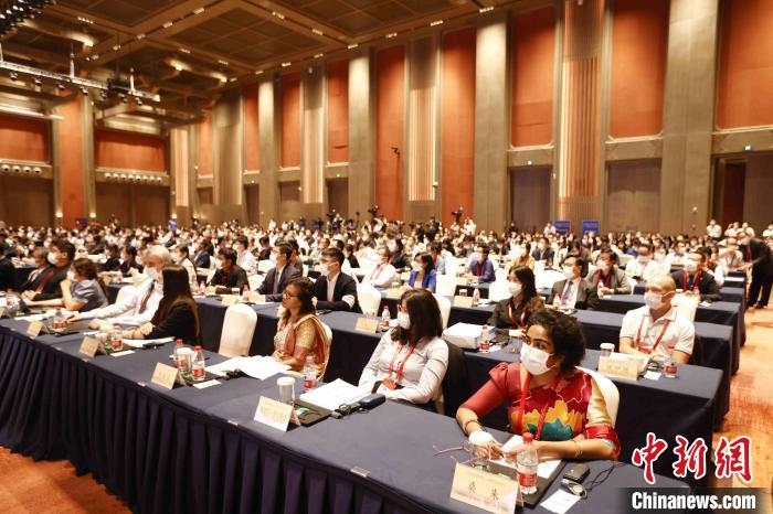 500余名專家學(xué)者、嘉賓代表以線上線下方式參加開幕式?！∈⒓样i 攝