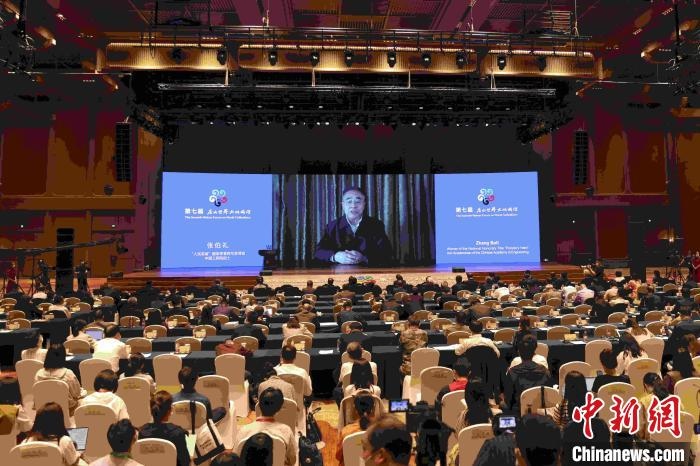中國工程院院士、“人民英雄”國家榮譽稱號獲得者張伯禮通過視頻發(fā)表主旨演講?！∈⒓样i 攝