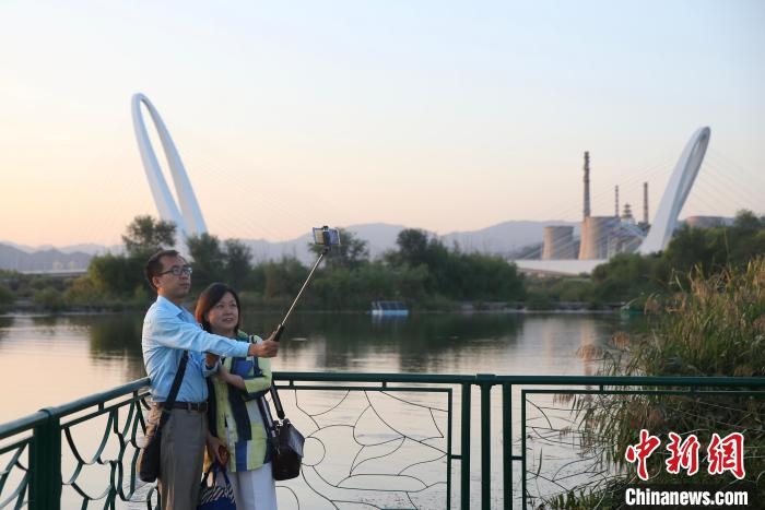 10月1日，北京冬奧公園內(nèi)的游客?！?lt;a target='_blank' href='http://www.chinanews.com/'>中新社</a> 易海菲 攝