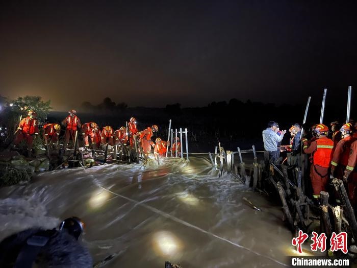 消防員分成左右兩路，同時(shí)發(fā)起決口封堵總攻?！￠Z旭輝 攝