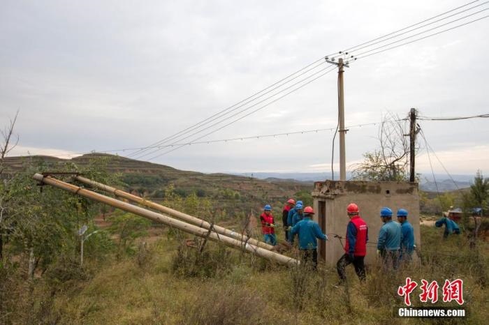 資料圖：10月11日，山西省靈石縣，電力工作人員在搶修電力設施。<a target='_blank' href='http://www.chinanews.com/'>中新社</a>記者 張云 攝 　