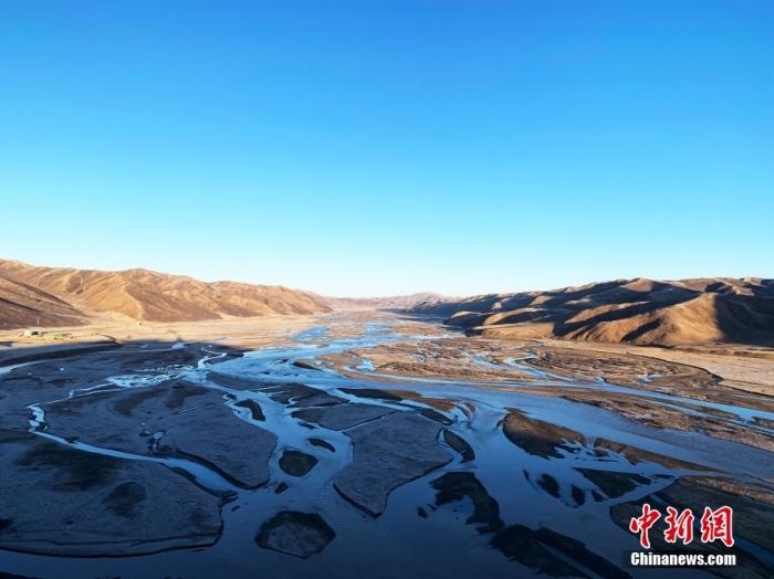 果洛州達日縣境內(nèi)的黃河。青海省果洛州地處三江源腹地，黃河在果洛境內(nèi)蜿蜒760公里，是“中華水塔”的重要組成部分和國家重要的生態(tài)安全屏障。<a target='_blank' href='http://www.chinanews.com/'>中新社</a>記者 孫睿 攝