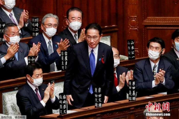 當(dāng)?shù)貢r(shí)間10月4日，日本自民黨總裁岸田文雄經(jīng)過眾院全體會(huì)議的首相指名選舉成為第100任首相。圖為岸田文雄（中）起身致謝。