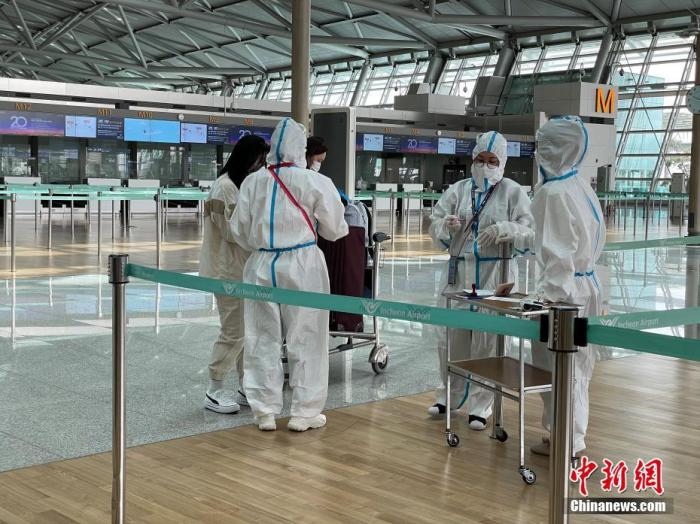 資料圖：韓國仁川國際機場工作人員嚴格執(zhí)行防疫措施。<a target='_blank' href='http://www.chinanews.com/'>中新社</a>記者 劉旭 攝　