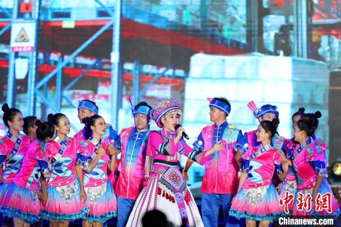 專場(chǎng)晚會(huì)上的民族歌舞表演?！涕L(zhǎng)嬌 攝