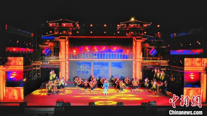 2021昭君文化旅游活動(dòng)專場(chǎng)晚會(huì)現(xiàn)場(chǎng)?！≈苄橇?攝
