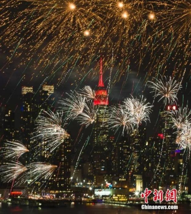 　　2018年，中國駐紐約總領(lǐng)事館前的哈德遜河上空燃放起焰火，慶祝中國狗年春節(jié)。