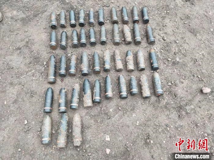 圖為發(fā)現(xiàn)的遺留炮彈?！√厝崭駱?攝