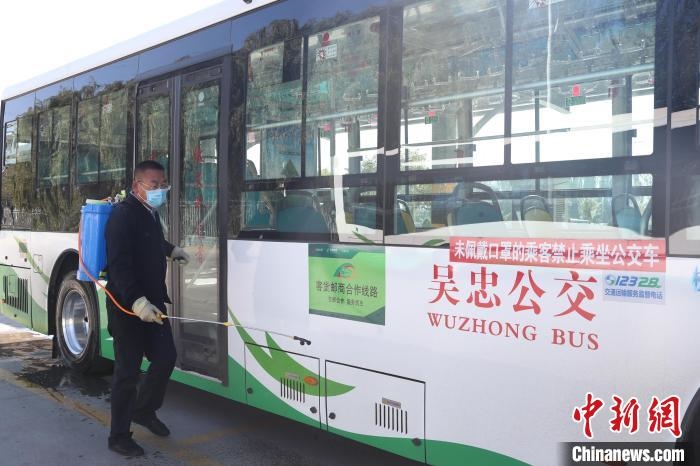工作人員正在對(duì)公交車進(jìn)行消殺?！∮诰?攝