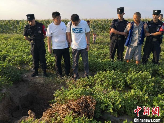 資料圖：犯罪嫌疑人辨認作案現(xiàn)場?！〖蜗榭h公安局供圖