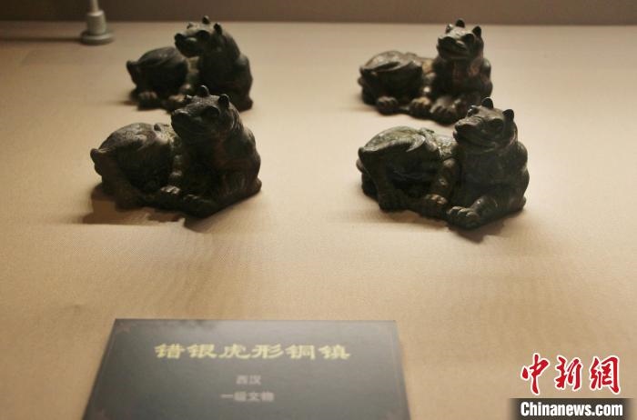 一級文物錯銀虎形銅鎮(zhèn)?！≮w曉 攝