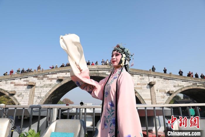 2019京杭對(duì)話的大運(yùn)河京杭雅集活動(dòng)中，浙江昆劇團(tuán)國家一級(jí)演員楊崑在中國大運(yùn)河(杭州段)上進(jìn)行表演?！⌒燔?攝 攝