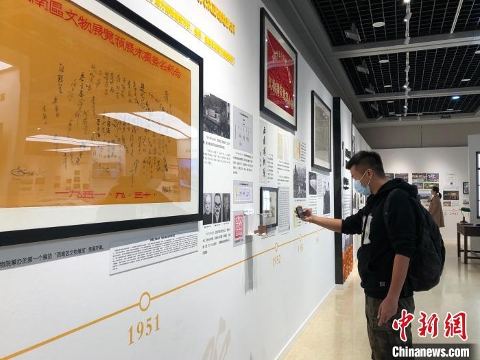 圖為市民參觀特展“我們：和博物館一起走過(guò)的日子”?！＄婌?攝