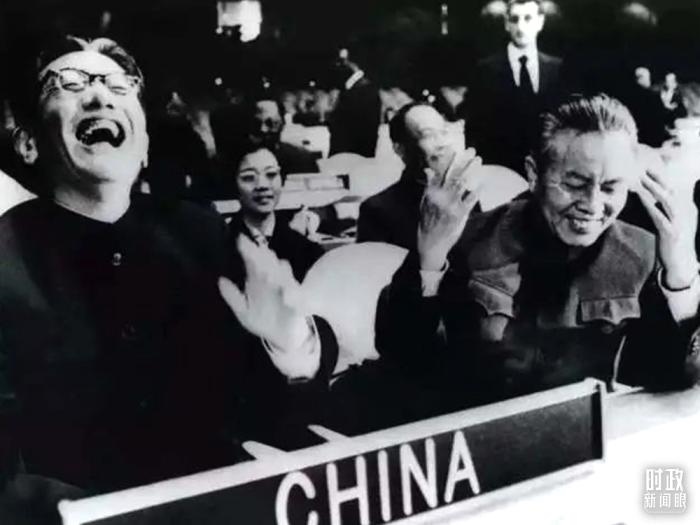 △1971年11月15日，以外交部副部長(zhǎng)喬冠華(左一)為團(tuán)長(zhǎng)、黃華(右一)為副團(tuán)長(zhǎng)的中國(guó)代表團(tuán)，首次出現(xiàn)在聯(lián)合國(guó)大會(huì)上。(資料圖)