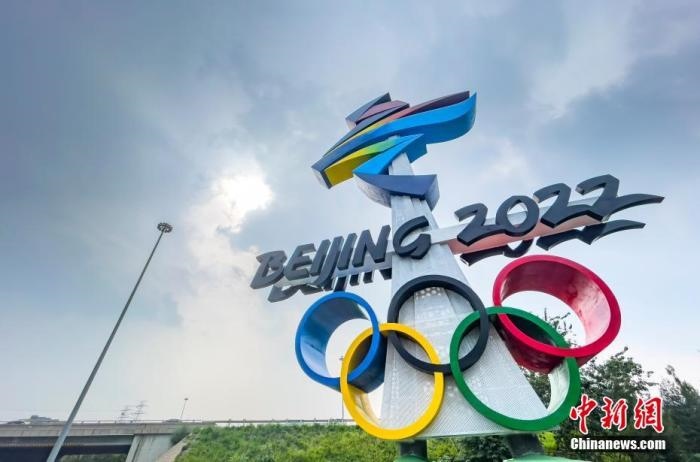 北京市西五環(huán)晉元橋東北角匝道處矗立著北京2022年冬奧會會徽雕塑。 <a target='_blank' href='http://www.chinanews.com/'>中新社</a>記者 侯宇 攝