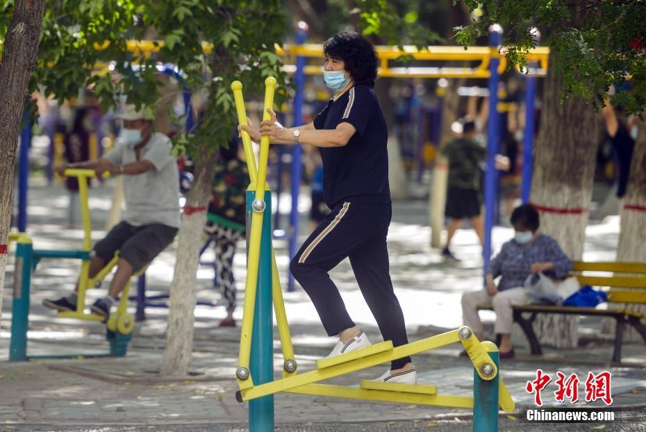 市民在體育公園利用公共健身器械鍛煉身體。 <a target='_blank' href='http://www.chinanews.com/'>中新社</a>記者 劉新 攝