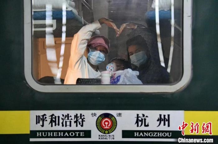圖為登上轉(zhuǎn)運火車的游客向額濟納比心?！⊥趵?攝