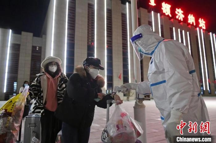圖為滯留游客被有序轉(zhuǎn)運至低風險地區(qū)?！⊥趵?攝