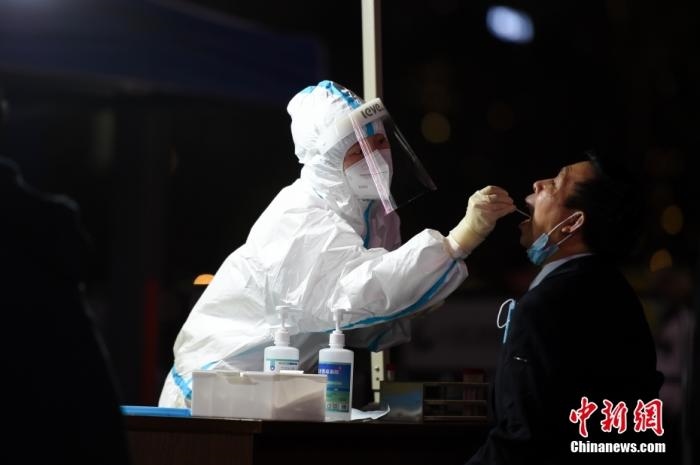 醫(yī)護人員為居民做核酸檢測。 <a target='_blank' href='http://www.chinanews.com/'>中新社</a>記者 何蓬磊 攝