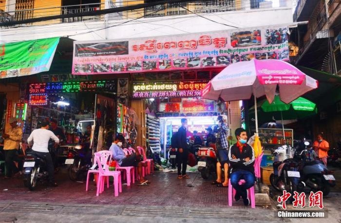 圖為金邊市中心的烏亞西市場(chǎng)，不少店鋪恢復(fù)營業(yè)。 <a target='_blank' href='http://www.chinanews.com/'>中新社</a>記者 歐陽開宇 攝