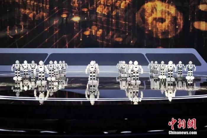資料圖：2020年11月1日，科幻 科技創(chuàng)新主題論壇在北京舉行。圖為優(yōu)必選機器人科幻秀。<a target='_blank' href='/'>中新社</a>記者 田雨昊 攝