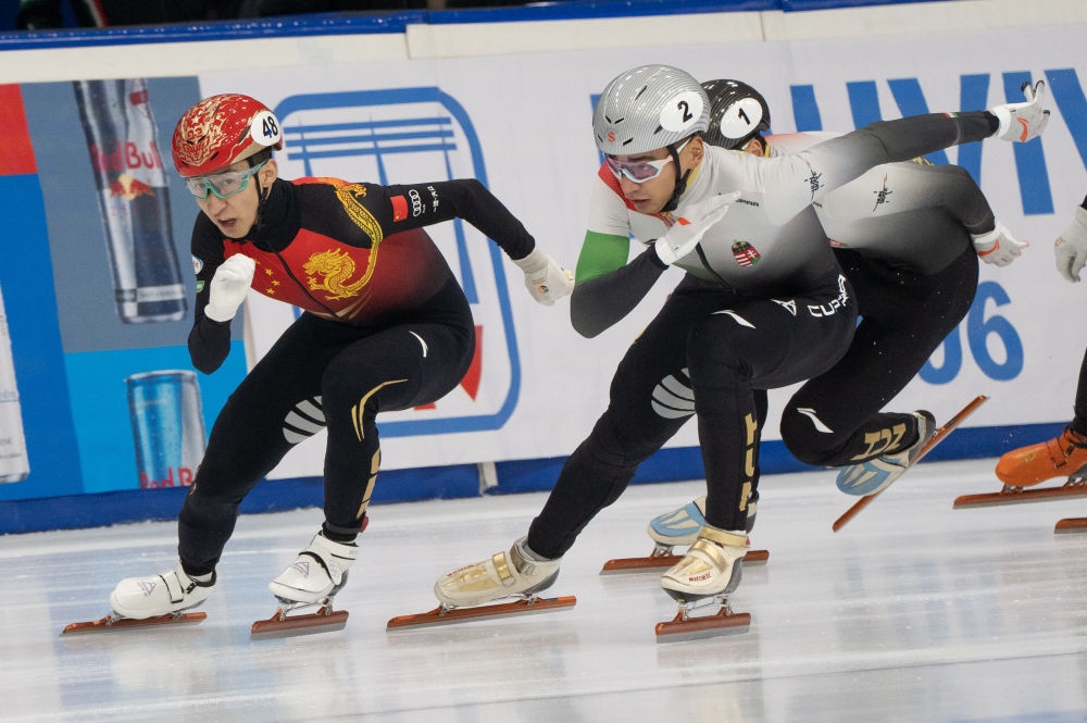 11月20日，中國選手武大靖(左)和匈牙利選手劉少林在比賽中。劉少林奪得冠軍，武大靖獲得第四名。新華社發(fā)(弗爾季·奧蒂洛 攝)