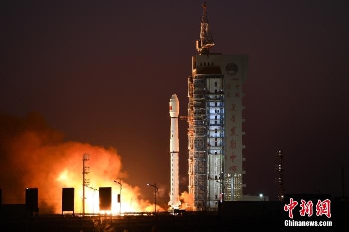11月23日7時(shí)45分，中國(guó)在酒泉衛(wèi)星發(fā)射中心用長(zhǎng)征四號(hào)丙運(yùn)載火箭，成功將高分三號(hào)02星發(fā)射升空。 <a target='_blank' href='/'>中新社</a>發(fā) 汪江波 攝 　