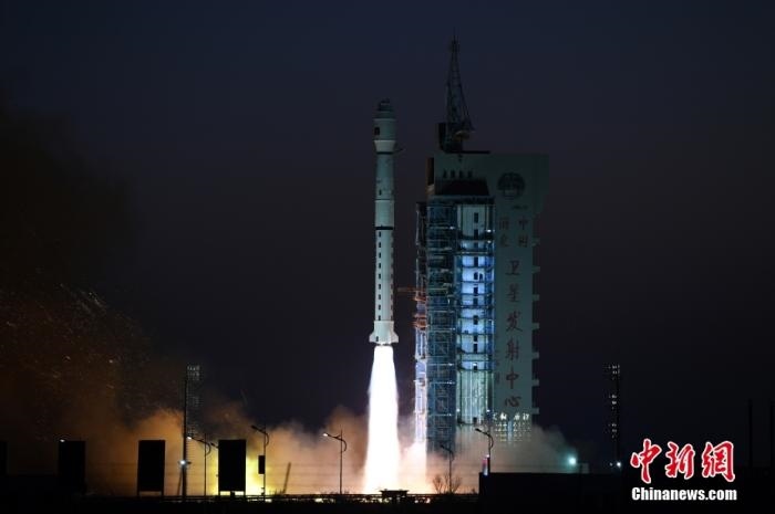 11月23日7時(shí)45分，中國(guó)在酒泉衛(wèi)星發(fā)射中心用長(zhǎng)征四號(hào)丙運(yùn)載火箭，成功將高分三號(hào)02星發(fā)射升空。 <a target='_blank' href='/'>中新社</a>發(fā) 汪江波 攝