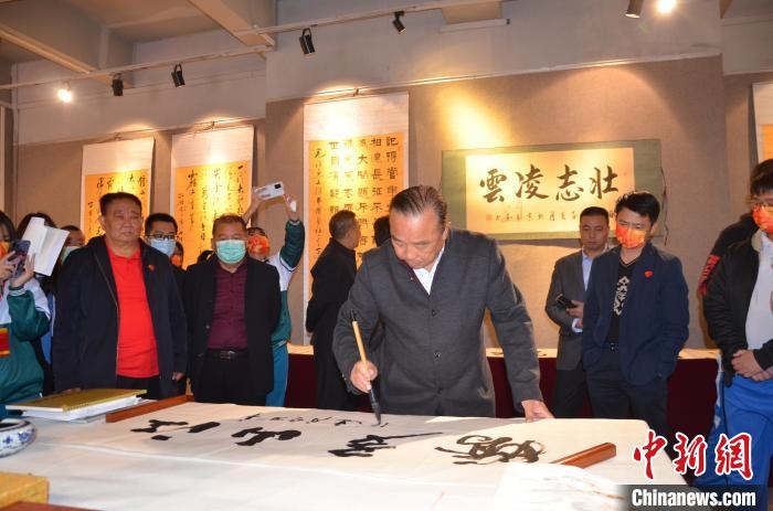 圖為“鐵軍老戰(zhàn)士”、著名書法家、解放軍報原副總編輯連俊義少將現(xiàn)場揮毫?！☆佇玛?攝 攝