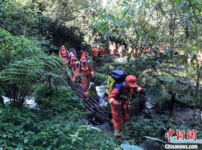 圖為搜救隊(duì)員在搜尋失聯(lián)人員。普洱市消防救援支隊(duì)供圖