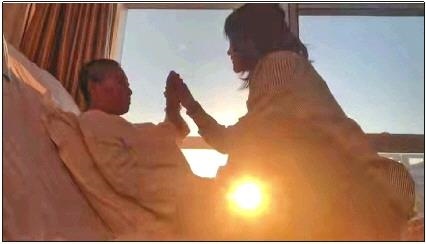 每天早上媽媽醒來后，母女倆都會迎著晨曦握手、擊掌?！∫曨l截圖