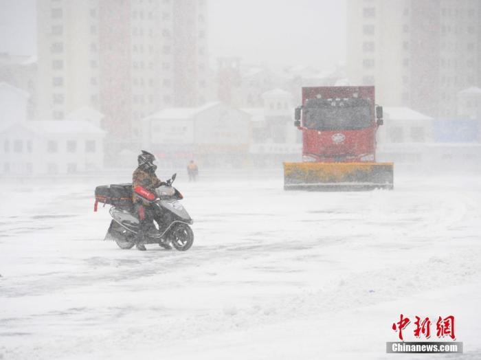 資料圖：市民冒雪出行。 <a target='_blank' href='/'>中新社</a>記者 張瑤 攝
