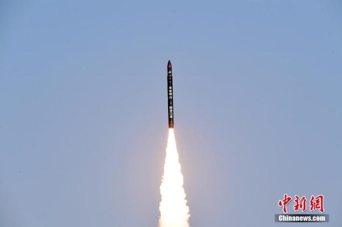北京時(shí)間2021年12月7日12時(shí)12分，谷神星一號(hào)遙二運(yùn)載火箭在中國(guó)酒泉衛(wèi)星發(fā)射中心成功發(fā)射升空，將搭載的天津大學(xué)一號(hào)、麗澤一號(hào)、寶醞號(hào)、金紫荊五號(hào)、金紫荊一號(hào)03星等5顆小衛(wèi)星順利送入預(yù)定軌道，發(fā)射任務(wù)獲得圓滿成功。汪江波 攝