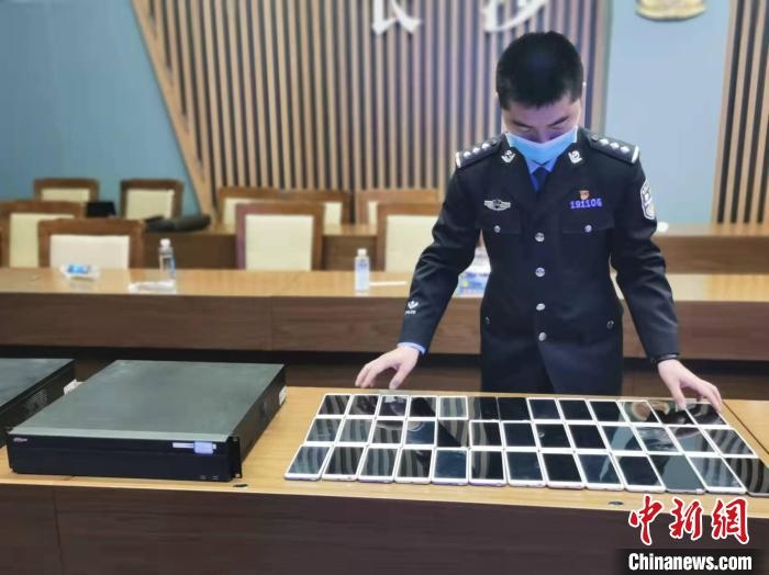 民警展示作案工具。　長(zhǎng)沙市公安局供圖