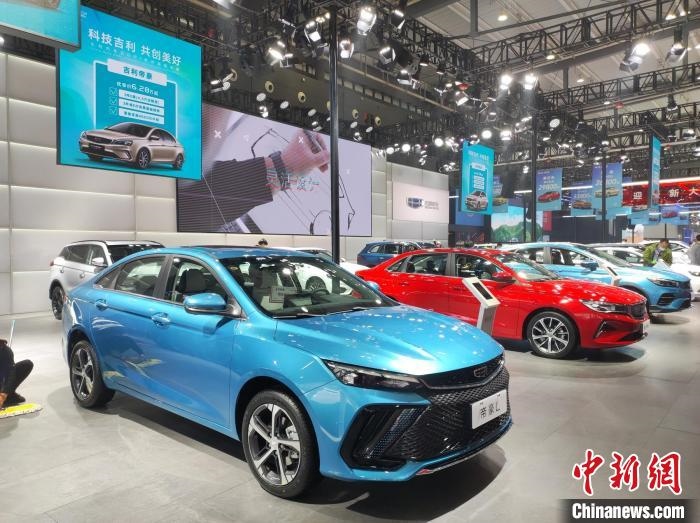 長沙國際車展上展出的汽車?！√菩∏?攝