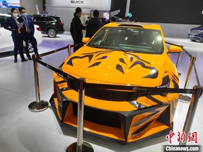 長沙國際車展上展出的汽車?！√菩∏?攝