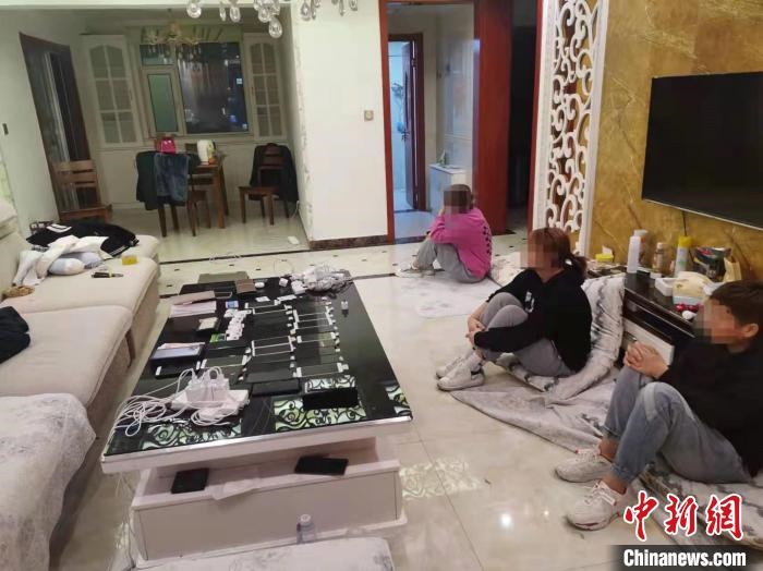 資料圖為果洛藏族自治州公安民警抓獲的犯罪嫌疑人?！‖斍呖h公安局供圖