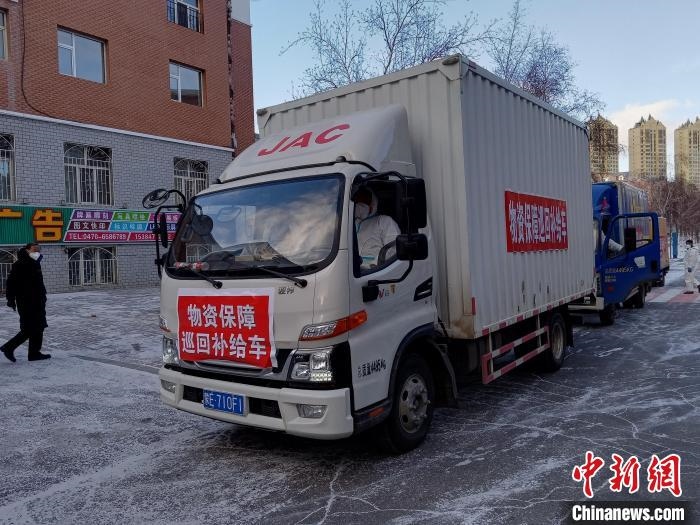 圖為滿洲里物資保障巡回補(bǔ)給車隊(duì)配貨現(xiàn)場。　秦甜偉 攝