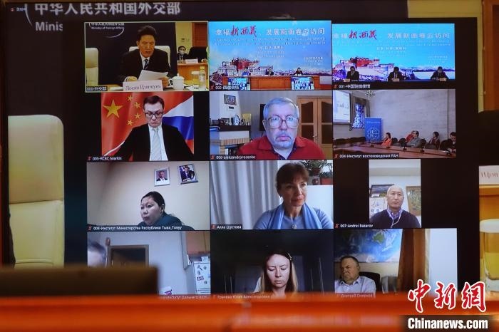 “幸福新西藏、發(fā)展新畫卷”云訪問活動在拉薩、北京、莫斯科等地同時舉行。　冉文娟 攝