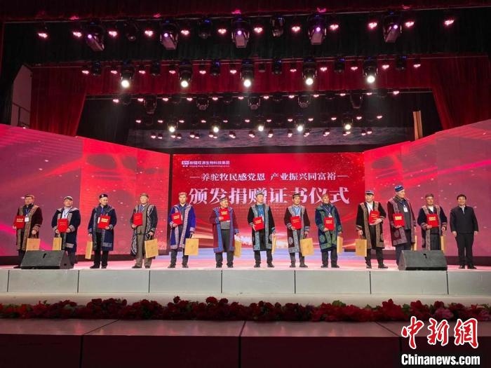 阿勒泰地區(qū)牧民靠企業(yè)的幫扶走上了致富道路?！」o琨 攝