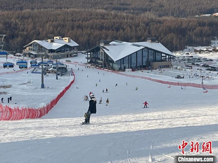 在吉林白山體驗滑雪的游客眾多?！⊙潡?攝