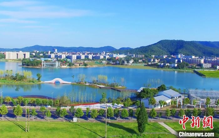 后湖藝術(shù)園?！√菩∏?攝