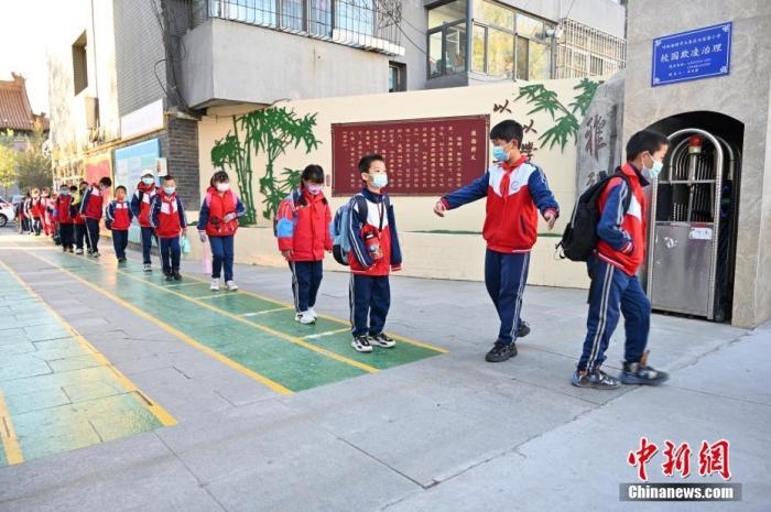10月，呼和浩特市一所小學內，學生間隔入校。 <a target='_blank' href='/'>中新社</a>記者 劉文華 攝