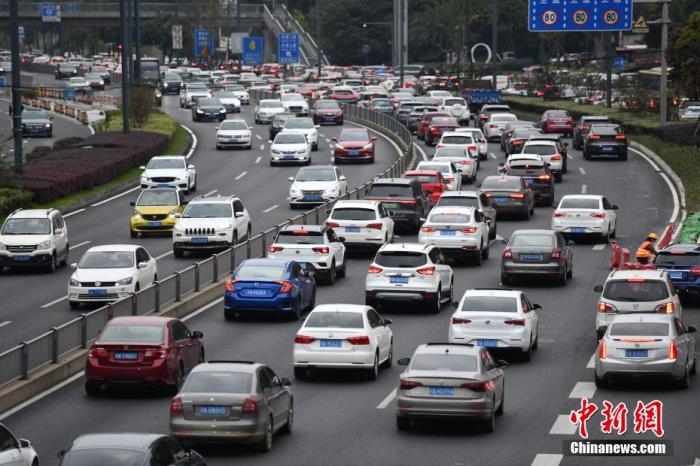 成都市劍南大道的早高峰，車輛排隊入城。張浪 攝