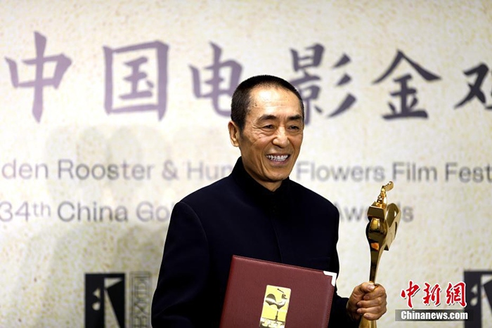 12月30日晚，第34屆中國電影金雞獎頒獎典禮在福建省廈門市舉行。張藝謀以執(zhí)導《懸崖之上》榮膺最佳導演獎。 <a target='_blank' href='/'>中新社</a>記者 呂明 攝