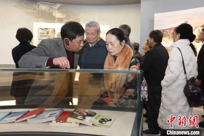 船政后裔在參觀新館?！￡悤造o 攝