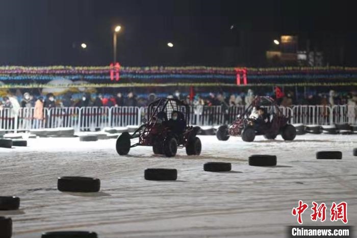 來(lái)吧，一起體驗(yàn)雪地越野車的刺激吧?！∮诤Ｑ?攝