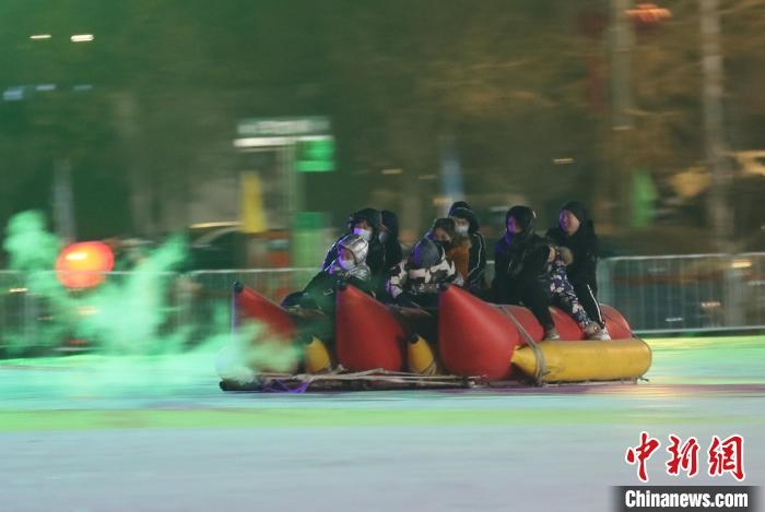 民眾沉醉在冰上香蕉船的快樂中?！∮诤Ｑ?攝