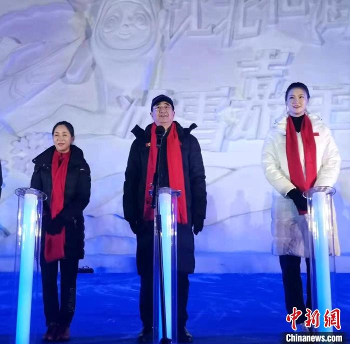 前女排國(guó)家隊(duì)隊(duì)長(zhǎng)奧運(yùn)冠軍惠若琪(右一)，中國(guó)女子田徑競(jìng)走奧運(yùn)冠軍王麗萍(左一)助陣當(dāng)晚活動(dòng)?！≮w桂華 攝